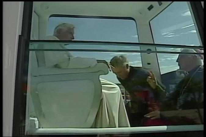 El papa Benedicto XVI llega a Santiago de Cuba, donde es recibido por el gobernante Raúl Castro.