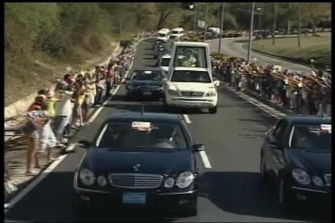 El papa Benedicto XVI llega a Santiago de Cuba, donde es recibido por el gobernante Raúl Castro.