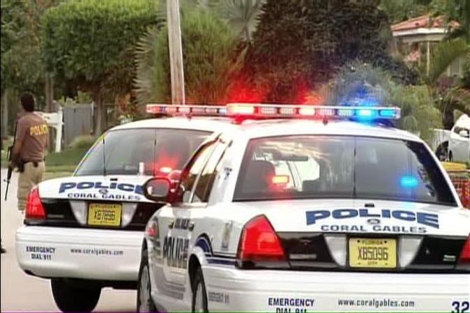 Cuando se acercaron a la vivienda, un hombre estaba saliendo y otro sospechoso en un auto comenzó a disparar contra ellos.