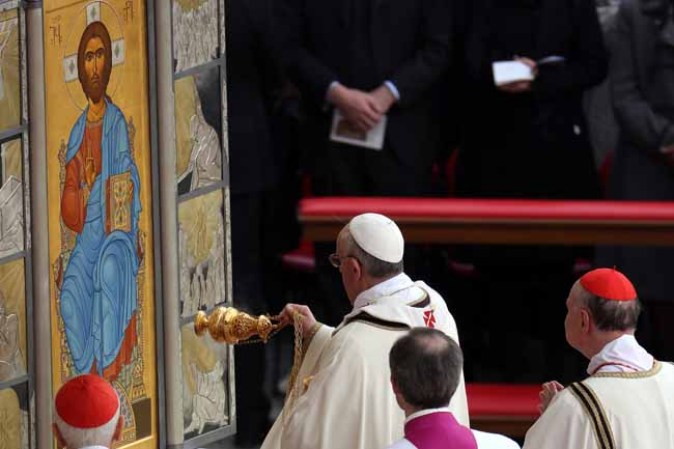 VATICAN CITY, VATICAN - MARCH 31: Pope Francis arrives at St. Peter's square prior to delivering his first 'Urbi et Orbi' blessing from the balcony of St. Peter's Basilica during Easter Mass on March 31, 2013 in Vatican City, Vatican. Pope Francis delivered his message to the gathered faithful from the central balcony of St. Peter's Basilica in St. Peter's Square after his first Holy week as Pontiff. (Photo by Franco Origlia/Getty Images)