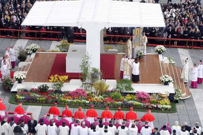 VATICAN CITY, VATICAN - MARCH 31: Pope Francis arrives at St. Peter's square prior to delivering his first 'Urbi et Orbi' blessing from the balcony of St. Peter's Basilica during Easter Mass on March 31, 2013 in Vatican City, Vatican. Pope Francis delivered his message to the gathered faithful from the central balcony of St. Peter's Basilica in St. Peter's Square after his first Holy week as Pontiff. (Photo by Franco Origlia/Getty Images)