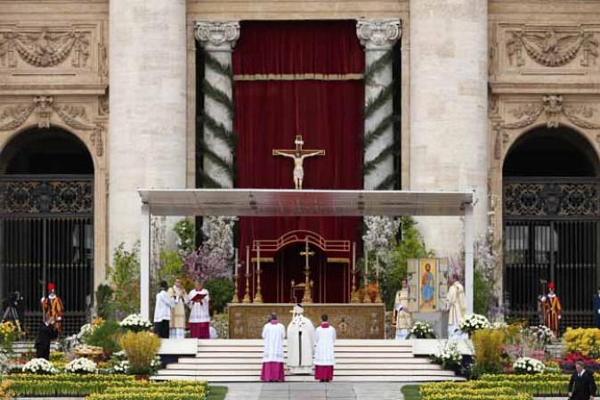 VATICAN CITY, VATICAN - MARCH 31: Pope Francis prior to delivering his first 'Urbi et Orbi' blessing from the balcony of St. Peter's Basilica during Easter Mass on March 31, 2013 in Vatican City, Vatican. Pope Francis delivered his message to the gathered faithful from the central balcony of St. Peter's Basilica in St. Peter's Square after his first Holy week as Pontiff. (Photo by Dan Kitwood/Getty Images)
