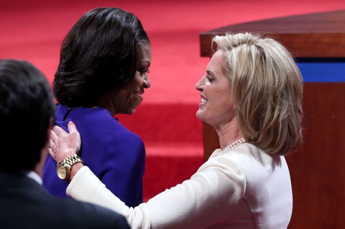 Michelle Obama y Ann Romney se saludan previo al inicio del debate entre sus esposos.