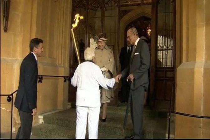 La encargada de portar la llama en uno de los momentos más emblemáticos de su itinerario por el Reino Unido fue la exjugadora de "netball" de 74 años Gina MacGregor.