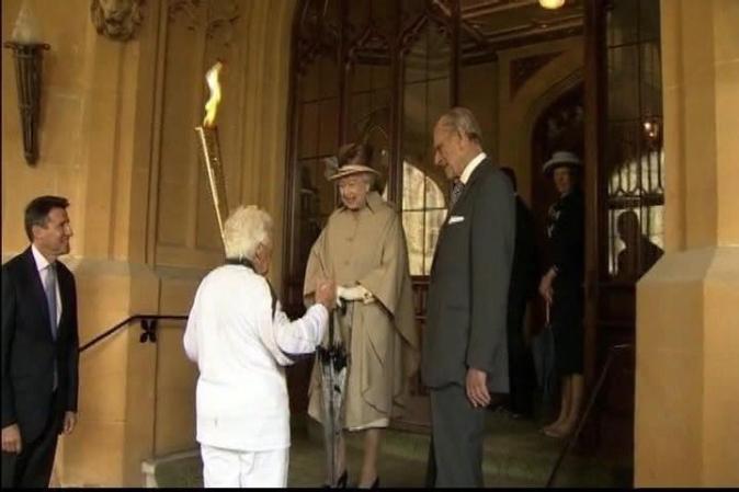 En una jornada lluviosa en el centro de Inglaterra, la ex deportista llevó la antorcha hasta la entrada interior del castillo, donde le esperaban Isabel II y el príncipe Felipe.
