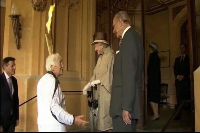 "Qué tiempo más inglés ¿No puede hacer nada al respecto, verdad?", comentó MacGregor a la soberana, que, vestida con gabardina y sombrero, respondió, sonriendo, un escueto "No, nada".