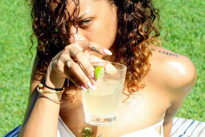 Rihanna, conocida por su voz y por regalar fotos de ella con poca ropa en las redes sociales.
