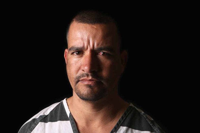 Oscar Aguilera de 32 años es de Sinaloa, México. Está recluido en Tent City, Phoenix, Arizona, la prisión del controversial alguacil, Joe Arpaio. Dijo que vivió como un inmigrante indocumentado por 12 años. Trabaja en la construcción. Tiene dos hijos con su esposa estadounidense, que tiene ocho meses de embarazo. Fue arrestado en el Condado de Maricopa por conducir bajo la influencia del alcohol, en octubre del 2012.