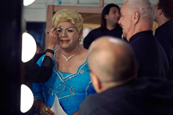 El imitador Paquita la del Barrio en el proceso de maquillaje de hombre y mujer.
