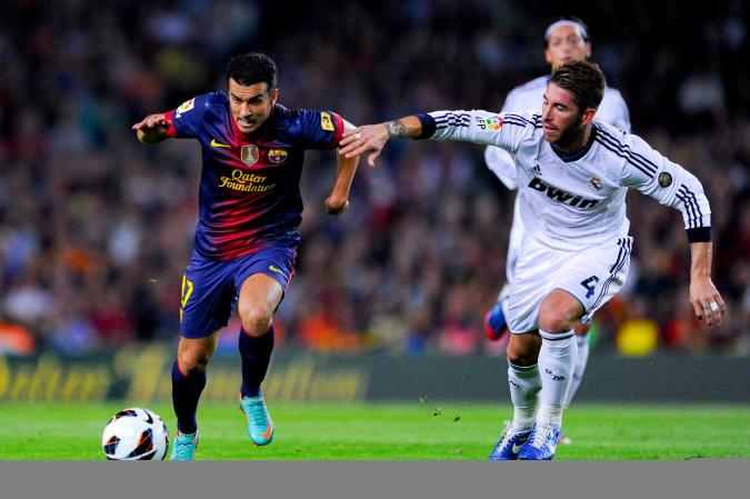Pedro y Sergio Ramos corren tras el balón.