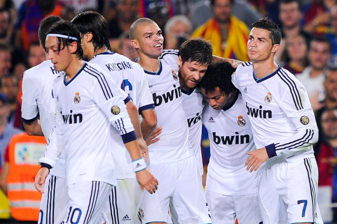 Los jugadores del Madrid se felicitan por el gol del empate, con el que se fueron a casa.