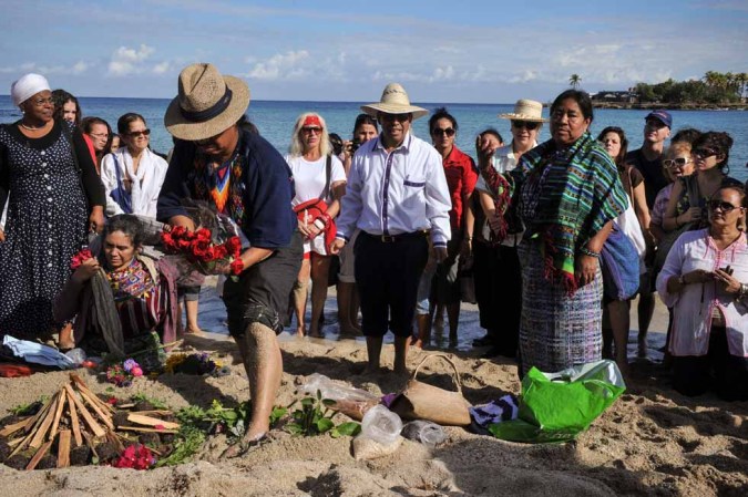 6 DE DICIEMBRE DE 2012: Un grupo de cubanos participan en un ritual maya para celebrar el comienzo de la nueva era en playa Bacuranao, al este de La Habana.