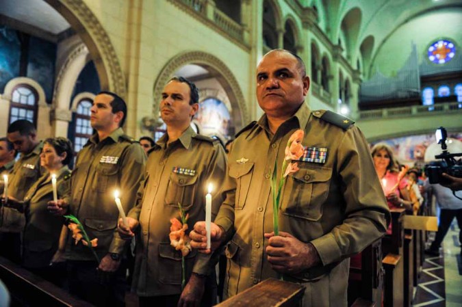 13 DE DICIEMBRE DE 2012: Un grupo de militares cubanos participan en una misa en una iglesia de Miramar, en La Habana, para orar por la salud del presidente Hugo Chávez.