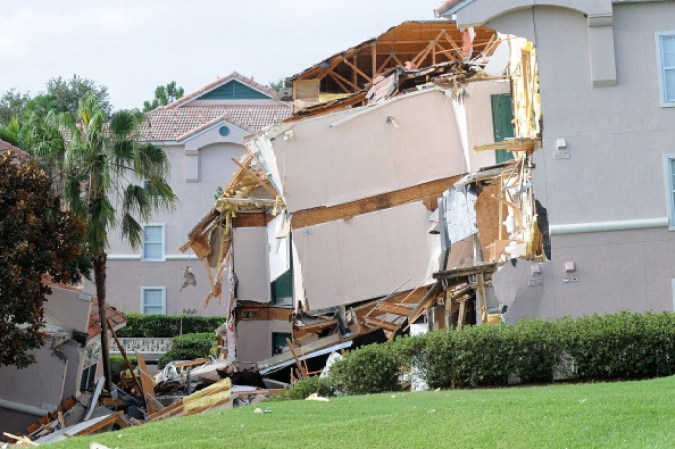 Un deslizamiento de tierra masivo en una sección de un complejo de villas cerca de Disney World en la Florida central colapsó parcialmente la madrugada de este lunes.