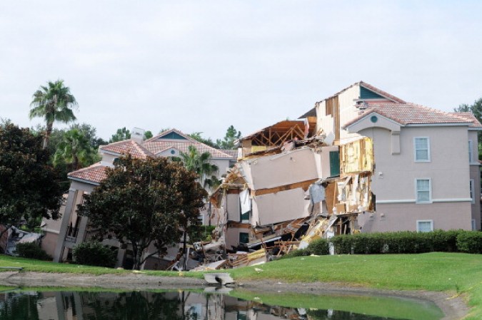 Un deslizamiento de tierra masivo en una sección de un complejo de villas cerca de Disney World en la Florida central colapsó parcialmente la madrugada de este lunes.