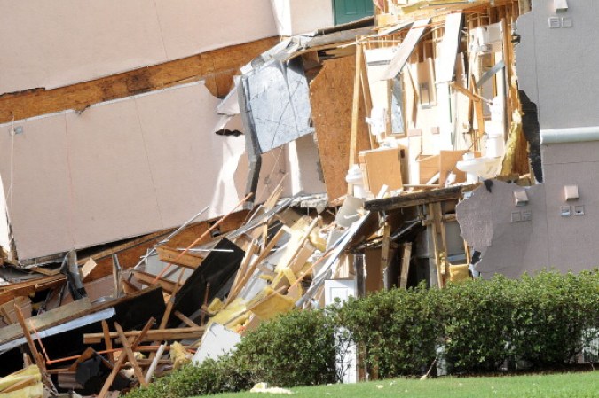 Un deslizamiento de tierra masivo en una sección de un complejo de villas cerca de Disney World en la Florida central colapsó parcialmente la madrugada de este lunes.
