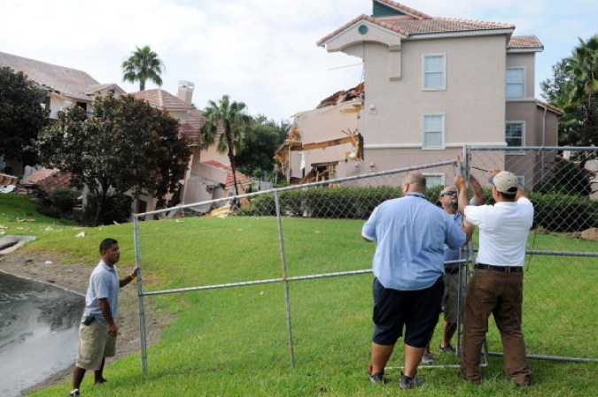 Un deslizamiento de tierra masivo en una sección de un complejo de villas cerca de Disney World en la Florida central colapsó parcialmente la madrugada de este lunes.