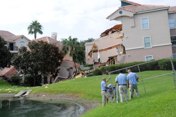 Un deslizamiento de tierra masivo en una sección de un complejo de villas cerca de Disney World en la Florida central colapsó parcialmente la madrugada de este lunes.