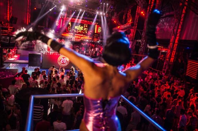 Recorre el ambiente de playa, rumba y diversión en la pequeña isla española de Ibiza…