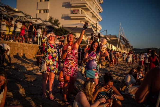 Recorre el ambiente de playa, rumba y diversión en la pequeña isla española de Ibiza…