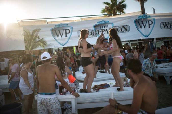 Recorre el ambiente de playa, rumba y diversión en la pequeña isla española de Ibiza…
