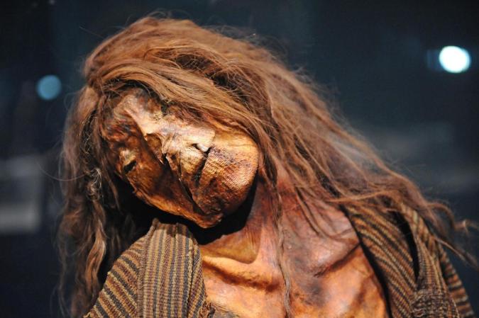 Momia de mujer adulta del siglo 14 originaria de Perú.