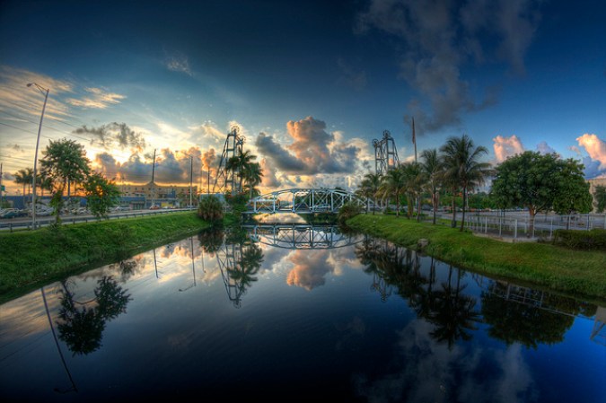 Hermoso atardecer en el canal Okeechobee, que separa a Hialeah de Miami Springs.