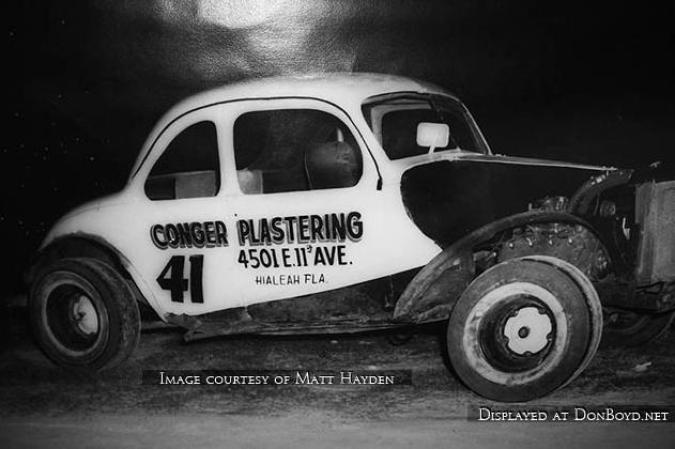 Uno de los autos de carreras de la autopista en una foto tomada entre 1955 y 60.