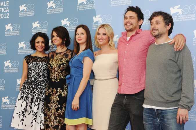 James Franco (segundo de derecha a izquierda) hace el papel de gurú de ese mundo de tráfico de armas, drogadicción y rap en esta cinta dirigida por Harmony Korine (derecha).