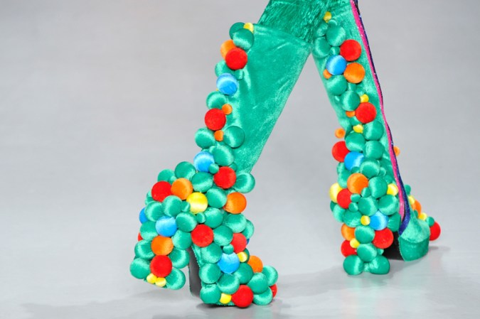 El conjunto no puede ir sin la creatividad de un dulce y colorido par de zapatos.