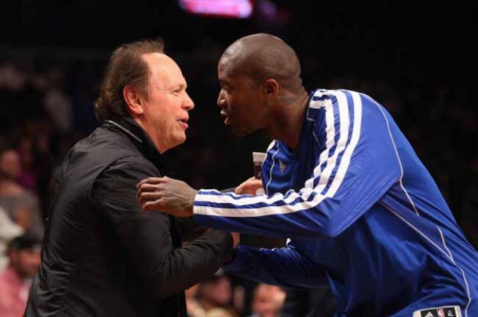 El actor Billy Crystal y Jamal Crawford de Los Angeles Clippers