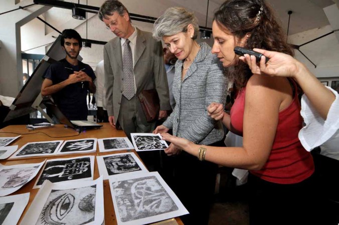 27 DE NOVIEMBRE DE 2012: La directora general de la UNESCO, la búlgara Irina Bokoba (C), en el Instituto Superior de Arte en La Habana durante una visita oficial a Cuba.