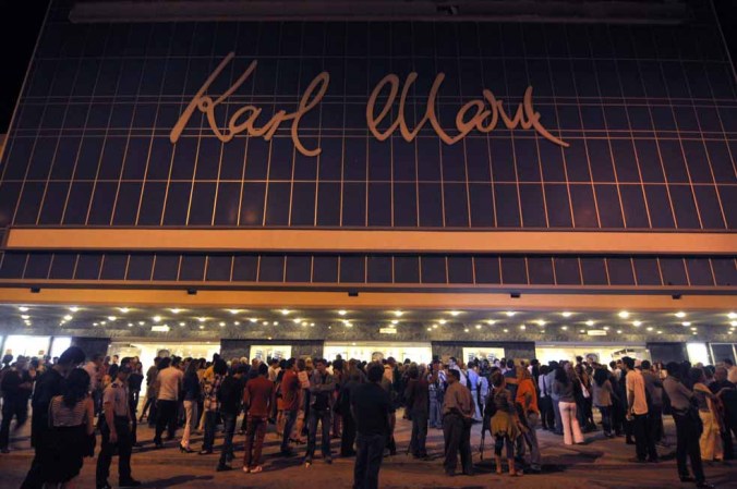 4 DE DICIEMBRE DE 2012: Cinéfilos cubanos se congregan en el teatro Karl Marx, en La Habana, durante inauguración del XXXIV Festival del Nuevo Cine Latinoamericano.