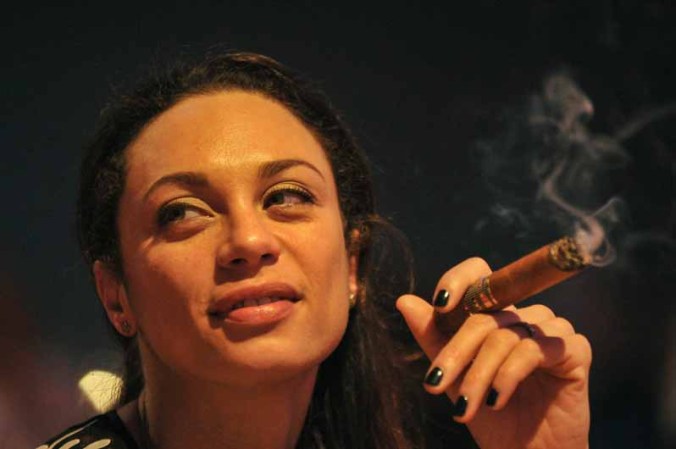 2 DE MARZO: Lilly Kerssenberg, esposa del ex tenista alemán Boris Becker, se fuma un cigarro durante la cena de gala del XV Festival del Tabaco en La Habana.