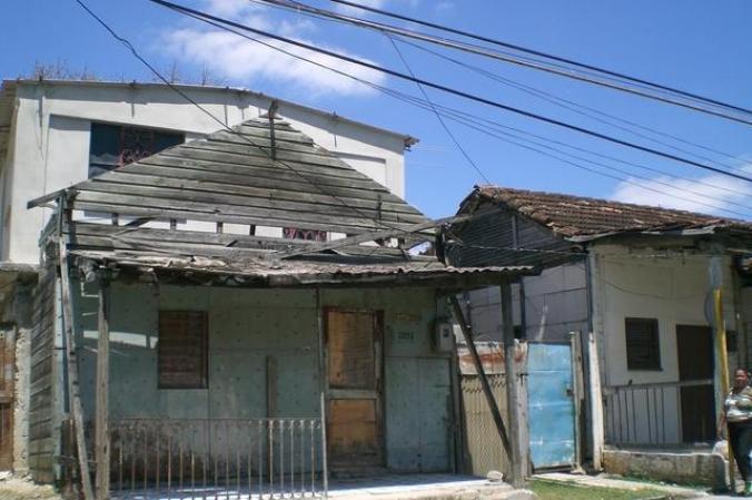 Cotorro... dicen estan arreglando muchas casas,...detras de la fachada... aparece la nueva.