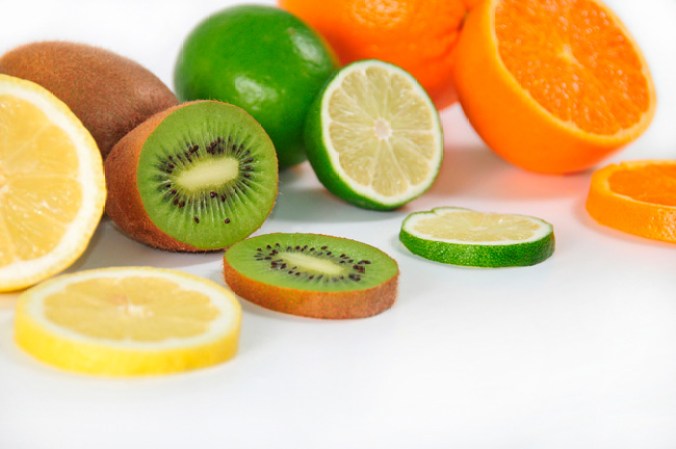 3.- Cítricos: El limón, la naranja, la toronja y el kiwi, ricos en vitamina C promueven el crecimiento del cabello. La vitamina C es protagonista en la producción de colágeno, necesario para mantener el cabello sano, suave e hidratado.