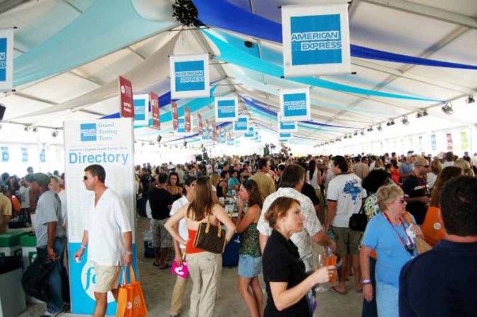 El festival de comida y vino de South Beach se celebra cada año con destacados chefs, productores, celebridades del mundo culinario y público en general, para disfrutar el verdadero sabor de Miami.