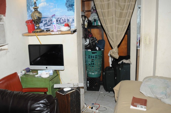 La víctima se quedó en la casa con los sospechosos Vilbert Jean , de 36 años , DeWayne Ward, de 18 años, y Marlene San Vicente, de 22 , según la policía . Son tres de los cuatro sospechosos involucrados en el caso de tráfico humano.