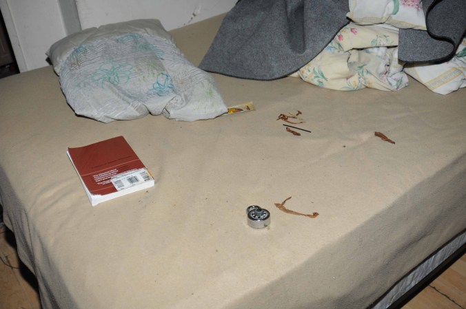 Dentro de la casa : lo que parece ser la parafernalia de drogas en la cama.