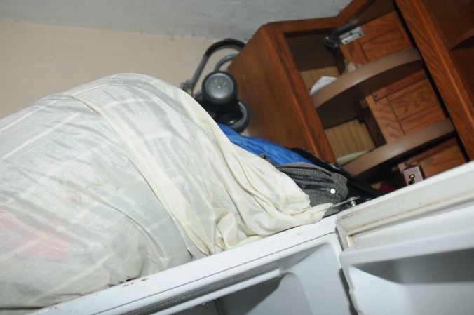 La víctima se quedó en la casa con los sospechosos Vilbert Jean , de 36 años , DeWayne Ward, de 18 años, y Marlene San Vicente, de 22 , según la policía . Son tres de los cuatro sospechosos involucrados en el caso de tráfico humano.