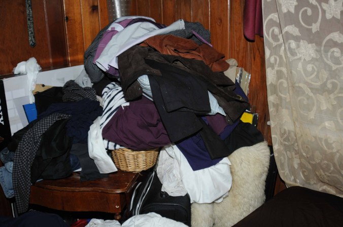La ropa acumulada por toda la habitación.