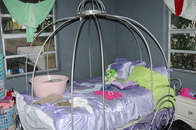 La cama de una niña en la que supuestamente dormía la víctima.