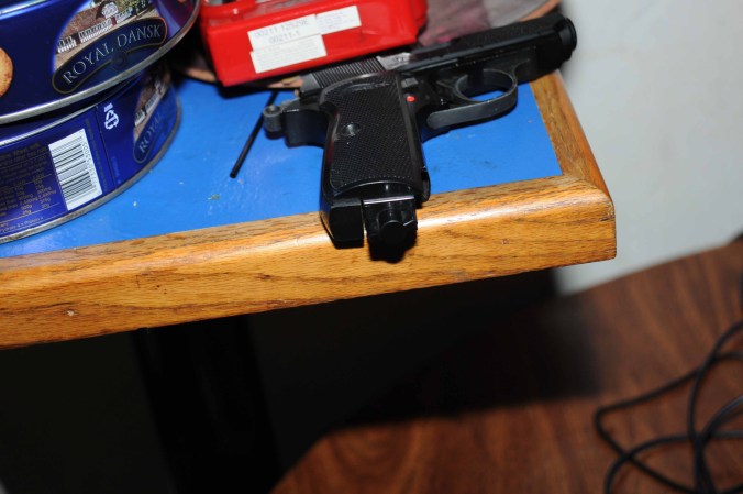 Una de las armas encontradas en la vivienda.