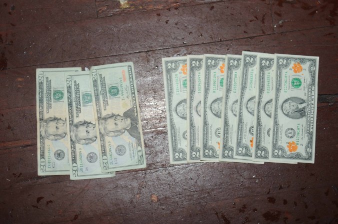 Las autoridades dijeron que la chica bailaba en el club cinco veces , lo que hace más de $ 1,000 dólares, todo lo cual fue a los sospechosos, que según ellos la hace preparar , le proporcionó ropas exóticas y pagamos para tener las uñas y el pelo hecho.