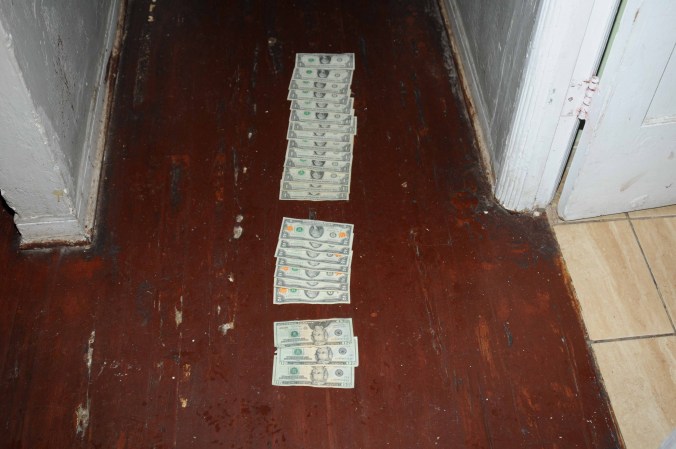 Dentro de la casa : lo que parece ser la parafernalia de drogas en la cama, bolsas de marihuana , botellas de licor, dinero, un arma de fuego y montones de basura . Poco o nada de comida podría ser visto en el refrigerador y una pequeña cama en la habitación de una niña.