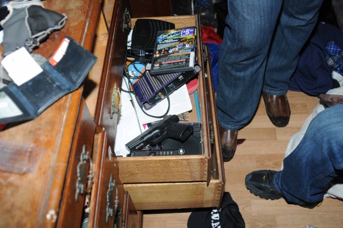 Dentro de la casa : lo que parece ser la parafernalia de drogas en la cama, bolsas de marihuana , botellas de licor, dinero, un arma de fuego y montones de basura . Poco o nada de comida podría ser visto en el refrigerador y una pequeña cama en la habitación de una niña.