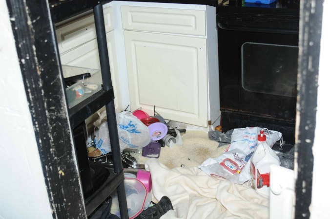 Dentro de la casa : lo que parece ser la parafernalia de drogas en la cama, bolsas de marihuana , botellas de licor, dinero, un arma de fuego y montones de basura . Poco o nada de comida podría ser visto en el refrigerador y una pequeña cama en la habitación de una niña.