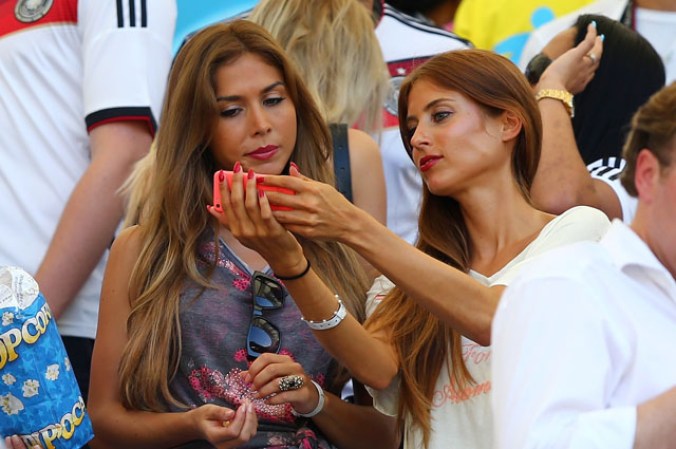 Ann-Kathrin Brommel, novia de Mario Gotze (Alemania), y Cathy Fischer, novia de Mats Hummels (Alemania).