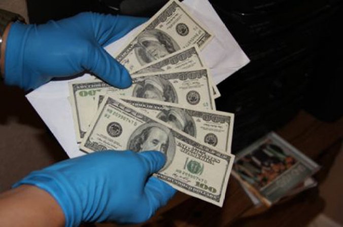 También confiscaron dinero.