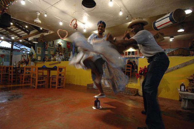 Cómo disfruta el dominicano bailando un rico merengue, una salsa o una bachatita. Y nadie como las dominicanas para asombrar a todos bailando sobre una botella de ron.
